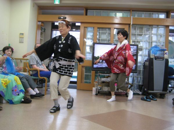 次はスタッフ二人で日本で代表される盆踊り「東京音頭」で更に盛り上がりました。