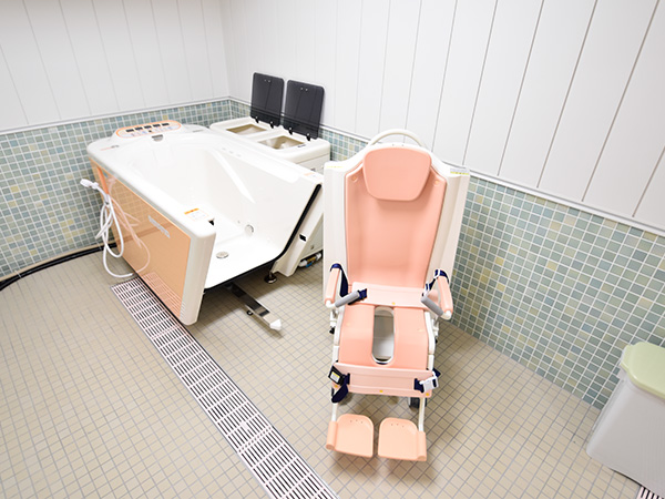リハビリ特化型介護施設 住宅型有料老人ホーム 万葉のさと溝の口　安心安全な機械浴